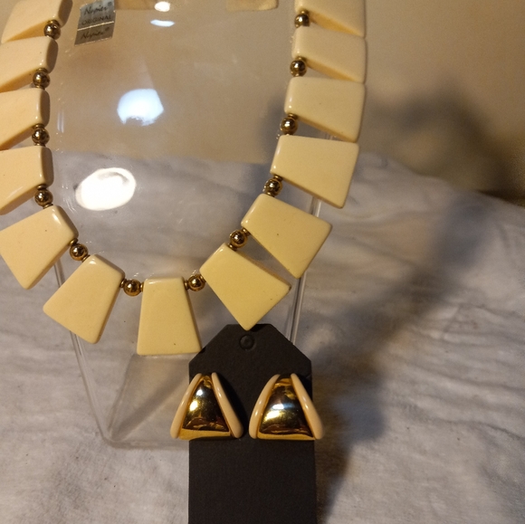 Used,not new 2pc. 16in . choker cream necklace &matching pierced earrings - Picture 4 of 6
